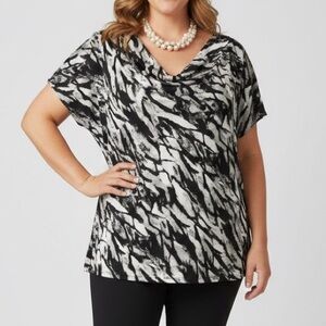 😍SHOW SPECIAL - REITMANS Black and White Blouse size 18